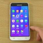 Samsung Galaxy J3 (2016) zaslon