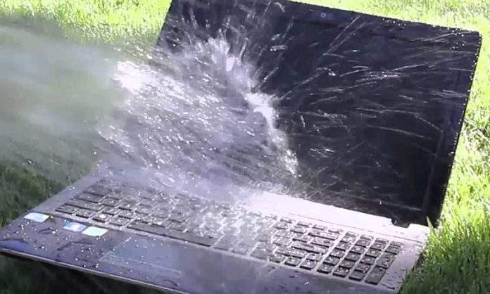 prolivena voda po laptopu