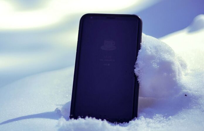 mobitel u snijegu