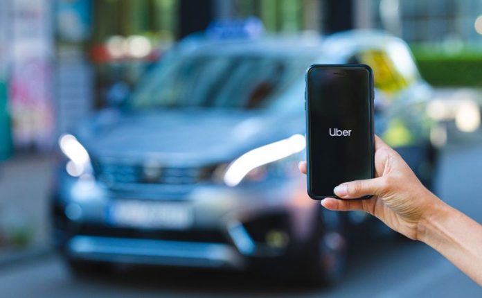 Uber objavio popis izgubljenih predmeta u vozilima diljem svijeta - od diplome pa do torte za vjenčanje